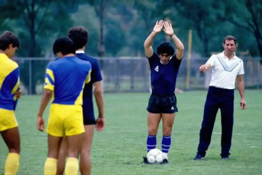 AMISTOSO. Maradona se prepara para enfrentar a América de México.