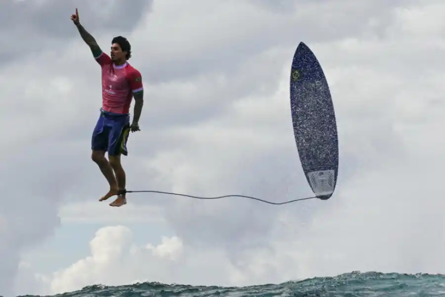 La impactante imagen de un surfer brasileño que hizo historia en los Juegos Olímpicos