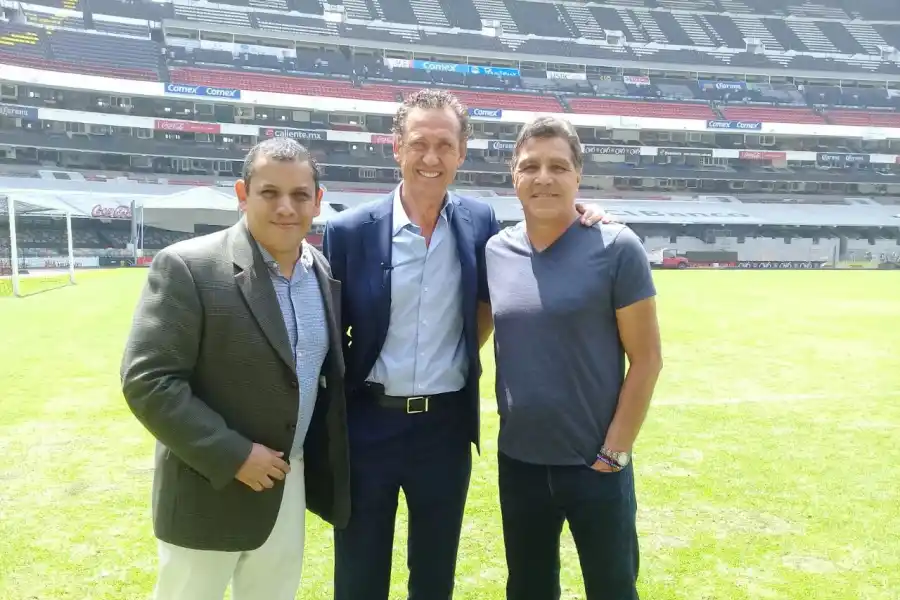 ENTRE AMIGOS. Eduardo Bacas (tercero a la derecha) posa junto a Jorge Valdano, campeón del Mundo en 1986 y un periodista español.