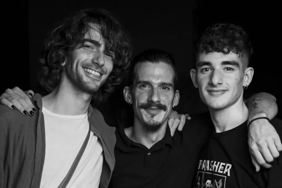 UN CORTO EN FAMILIA. Los hermanos Jerónimo, Álvaro y Tomás participaron de distintas maneras en la realización audiovisual. / INSTAGRAM @la_dama_seta.