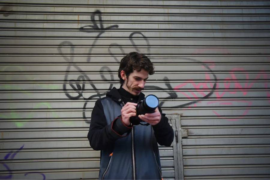 UN GRAN SOÑADOR. Álvaro Dama, estudiante y realizador de cine, registró el arte callejero de su hermano en la obra. / ANALÍA JARAMILLO, LA GACETA.