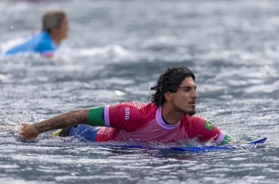 La impactante imagen de un surfer brasileño que hizo historia en los Juegos Olímpicos