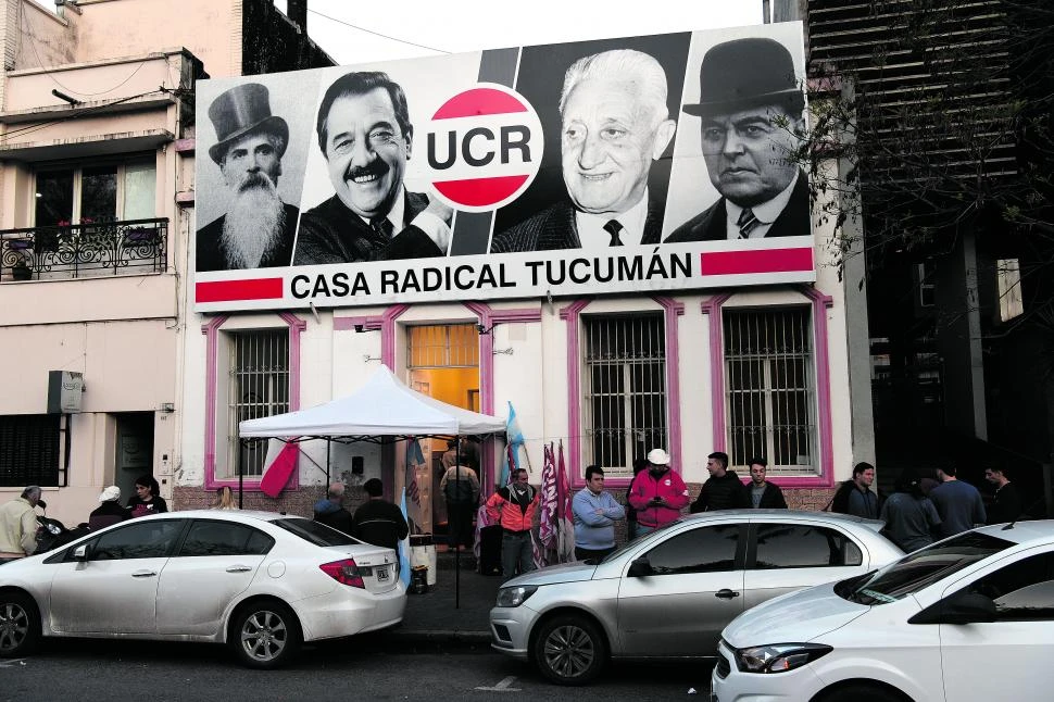 EN LA CASA DE CATAMARCA 851. Los radicales celebraron una reunión extraordinaria de la Convención provincial para tratar la fecha de internas. 