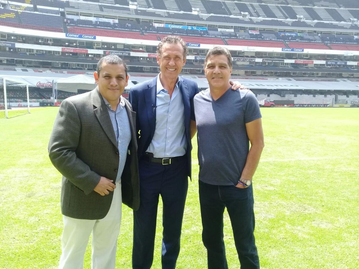 ENTRE AMIGOS. Eduardo Bacas (tercero a la derecha) posa junto a Jorge Valdano, campeón del Mundo en 1986 y un periodista español.