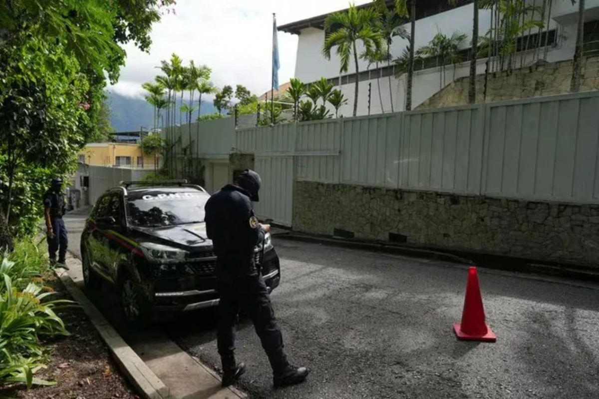 Agentes de policía se sitúan frente a la embajada de Argentina en Caracas, Venezuela