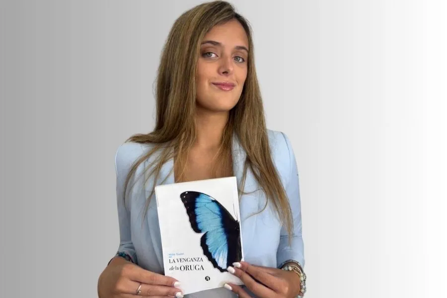 LA VENGANZA DE LA ORUGA. Millie Toulet junto a su nuevo libro./Foto: Millie Toulet