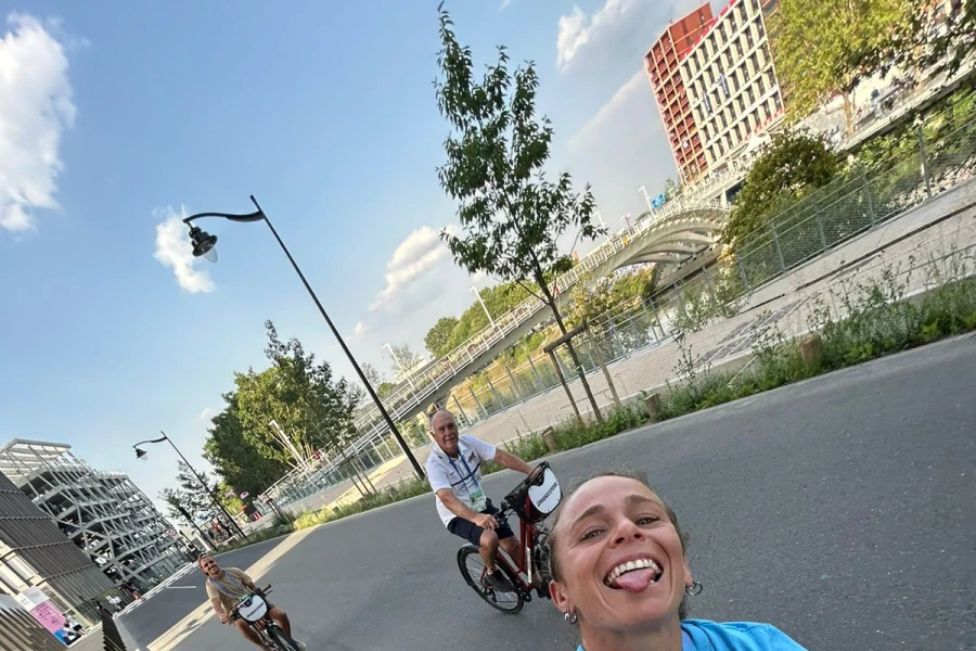 HÁBIL. “Vicky” puede con todo: sacar la foto, posar y conducir la bicicleta. Su papá y su hermano pedalean atrás.