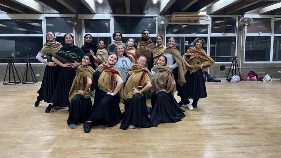 ENSAYO. Alumnos, docentes y egresados de las carreras de danza de la Facultad de Artes de la UNT se presentarán esta noche en el teatro Alberdi.