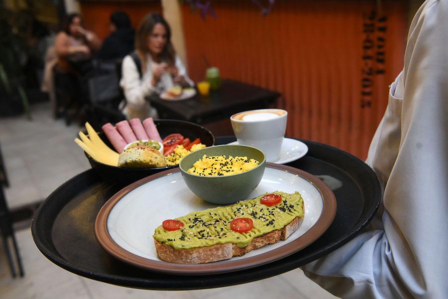 EN EL DESAYUNO. Un clásico con las tostadas “light” en Tucumán.