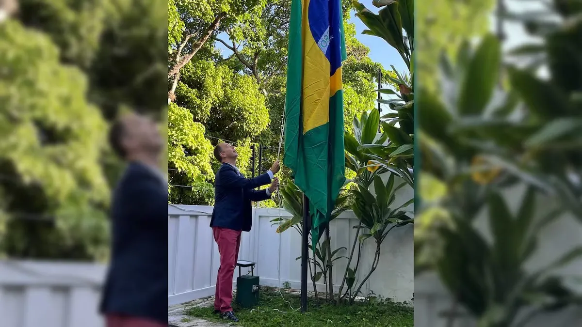 Andrés Mangiarotti, encargado de Negocios en Venezuela, izó la bandera de Brasil en la sede diplomática nacional antes de partir rumbo a Portugal.