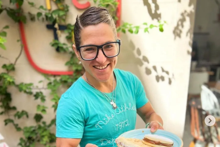 PARETO CAFFÉ. Pau posando en su nuevo café que abrió en Buenos Aires junto a su familia./Instagram @paretocaffe.ok