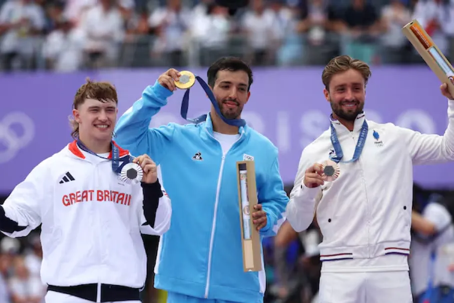A puro color: así recibieron los deportistas argentinos a “Maligno” Torres en la Villa Olímpica tras la medalla de oro