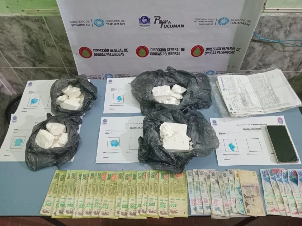 LAS PRUEBAS. Las bolsas con casi dos kilos de cocaína que fueron secuestrados en un operativo en el barrio Juan XXIII, que generó polémica.