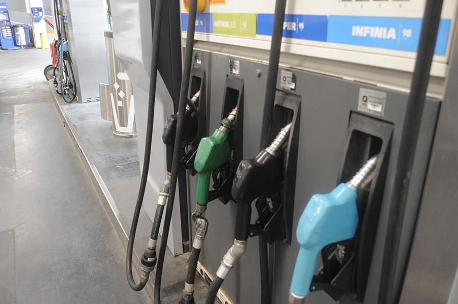 Aumento de tarifas y combustibles: las subas que tendrán la luz, el gas y la nafta en agosto