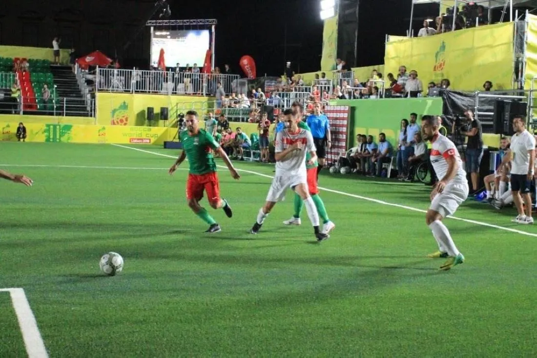 APRETADITOS. Al ser una cancha pequeña y pocos jugadores, la pelota es asediada constantemente por jugadores de ambos equipos.