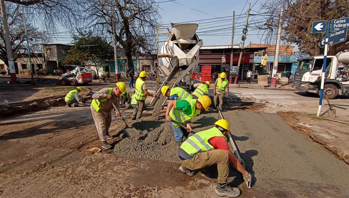 CIUDADELA. Operarios de Obras Públicas municipal trabajan en la esquina de Rondeau y Pellegrini.