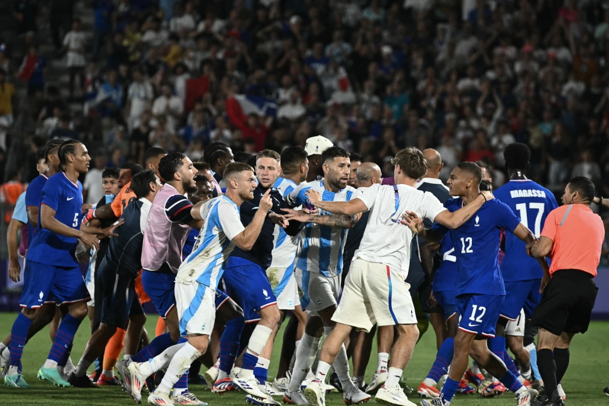 NO PASÓ A MAYORES. Al finalizar el partido Enzo Millot (12) festejó el triunfo de cara al banco de suplentes argentino que reaccionó inmediatamente. Los empujones duraron sólo algunos segundos. Foto: AFP