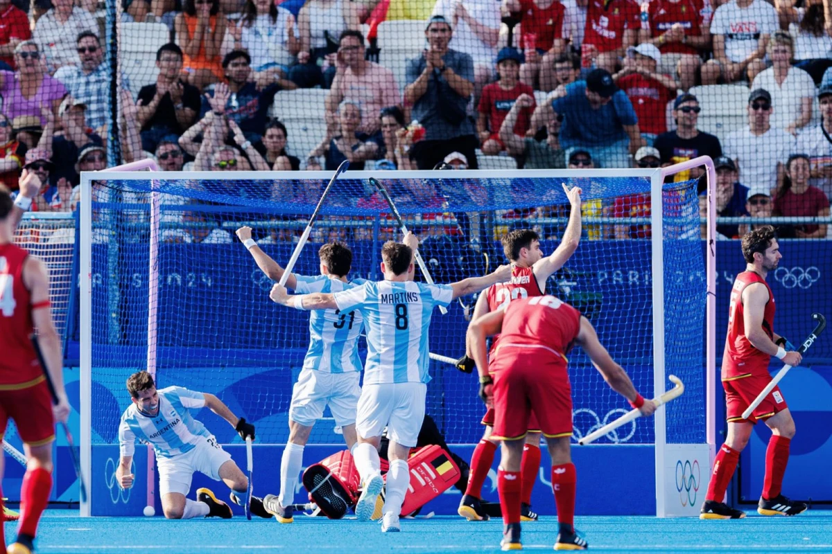 EL TERCERO. Luego de un par de minutos, tras el videoref, el gol de Matías Rey (en el arco hacia la izquierda) fue convalidado. Fue el 3-2 para Argentina. FOTOS DE PRENSA COA
