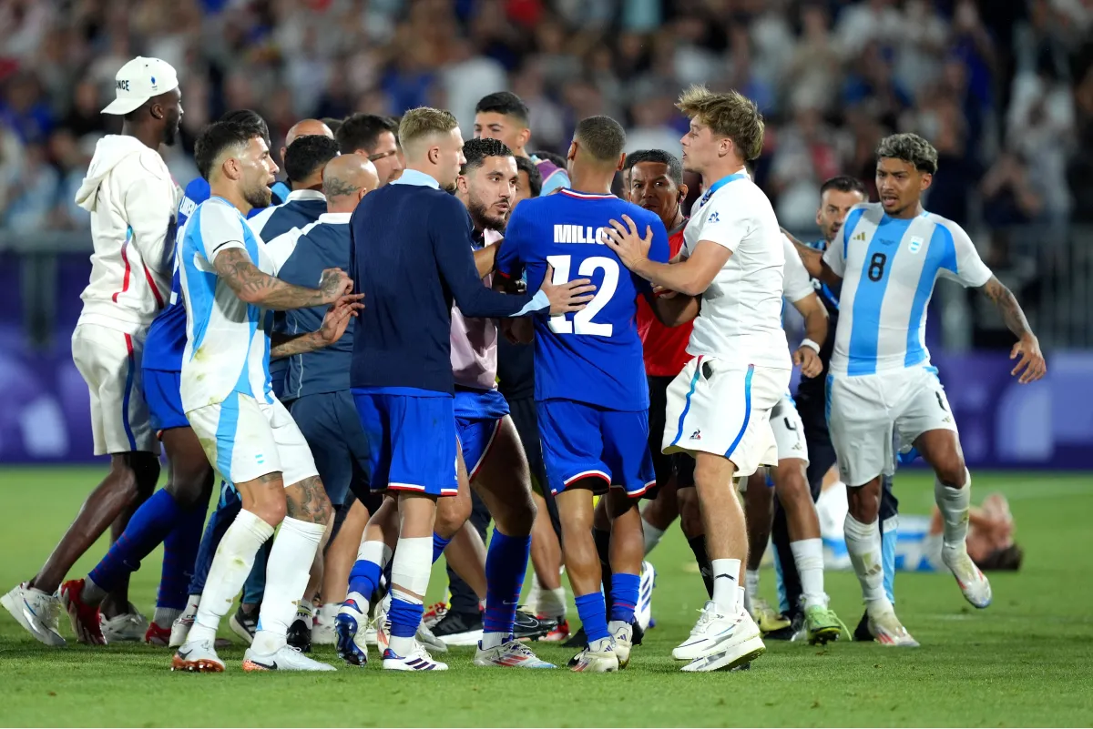 Video: el partido entre Argentina y Francia terminó con una pelea entre los jugadores