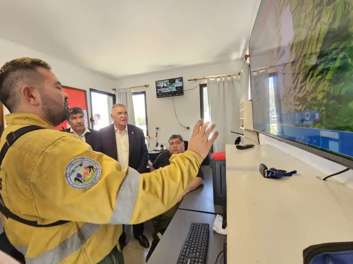 El gobernador, junto con el equipo de seguimiento. COMUNICACIÓN PÚBLICA