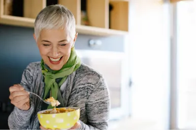 El alimento lleno de antioxidantes que ayuda a cuidar la memoria después de los 50 años