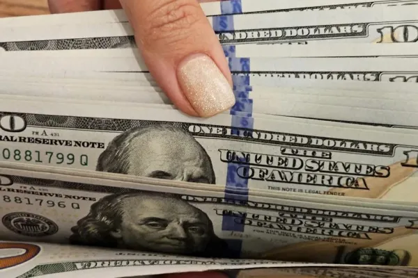 Blanqueo: los bancos deberán aceptar dólares deteriorados o de “cara chica”