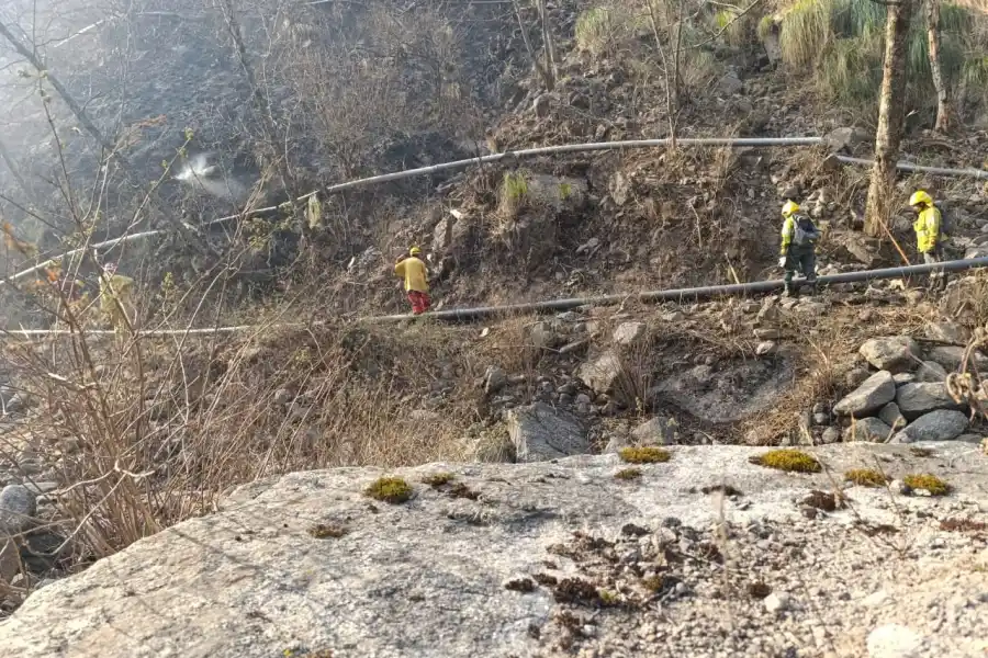 Tafí del Valle: la SAT anunció que se sofocó el fuego cerca de la planta y se garantizó el servicio