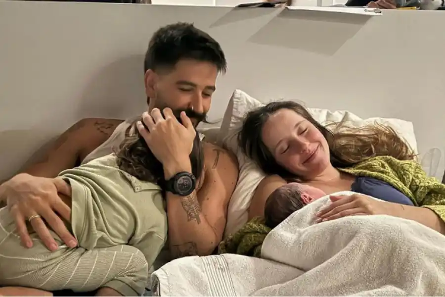 Camilo y Evaluna junto a sus dos hijas, Índigo y Amaranto