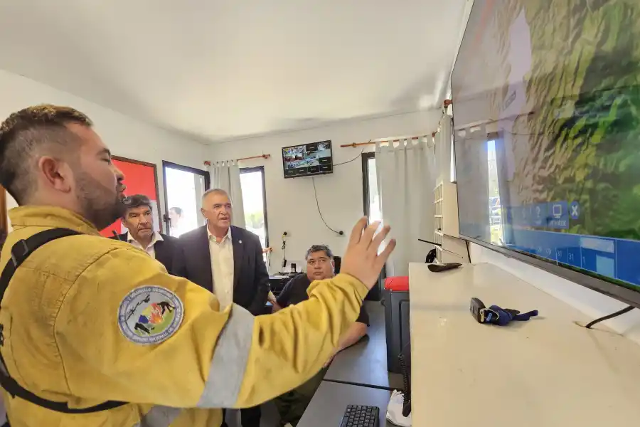 El gobernador, junto con el equipo de seguimiento. COMUNICACIÓN PÚBLICA