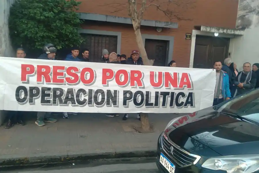 MANIFESTACIÓN. Un grupo de personas mostró una bandera frente a la empresa de la familia Alperovich. 