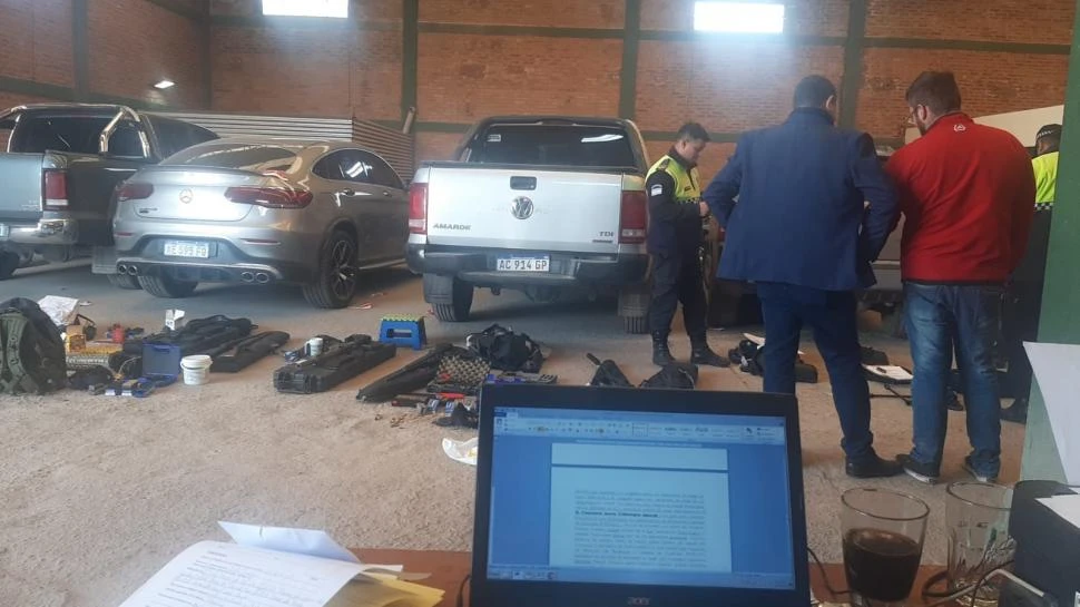 ALLANAMIENTOS. La Policía secuestró armas en una finca cercana al barrio La Chabela, de Lules, donde una mujer fue herida por una bala perdida.