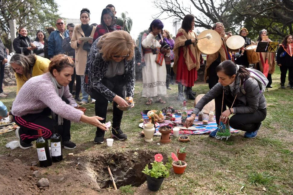 OFRENDAS. Vecinos de la capital, en la ceremonia del parque 9 de Julio. 