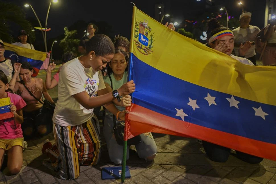 CONMOCIÓN. Manifestantes, durante una vigilia en Cali, presionan para que Maduro libere los registros de las actas para un conteo de votos.