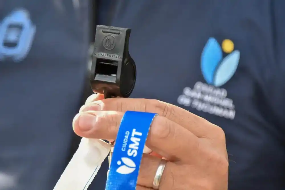 SÍMBOLO. El silbato es el instrumento que distingue a estos cuidadores.