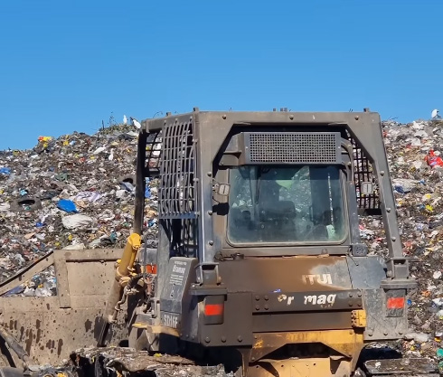 Los estudiantes examinan el circuito de 50 km de la basura desde la casa hasta Overo Pozo