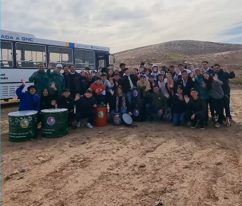 Los estudiantes examinan el circuito de 50 km de la basura desde la casa hasta Overo Pozo