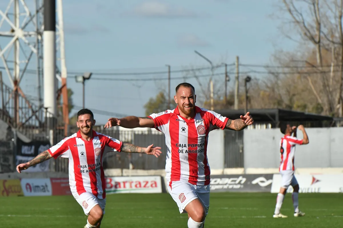 GOLEADOR. Junior Arias estira la ventaja para San Martín, que gana por 2 a 0.