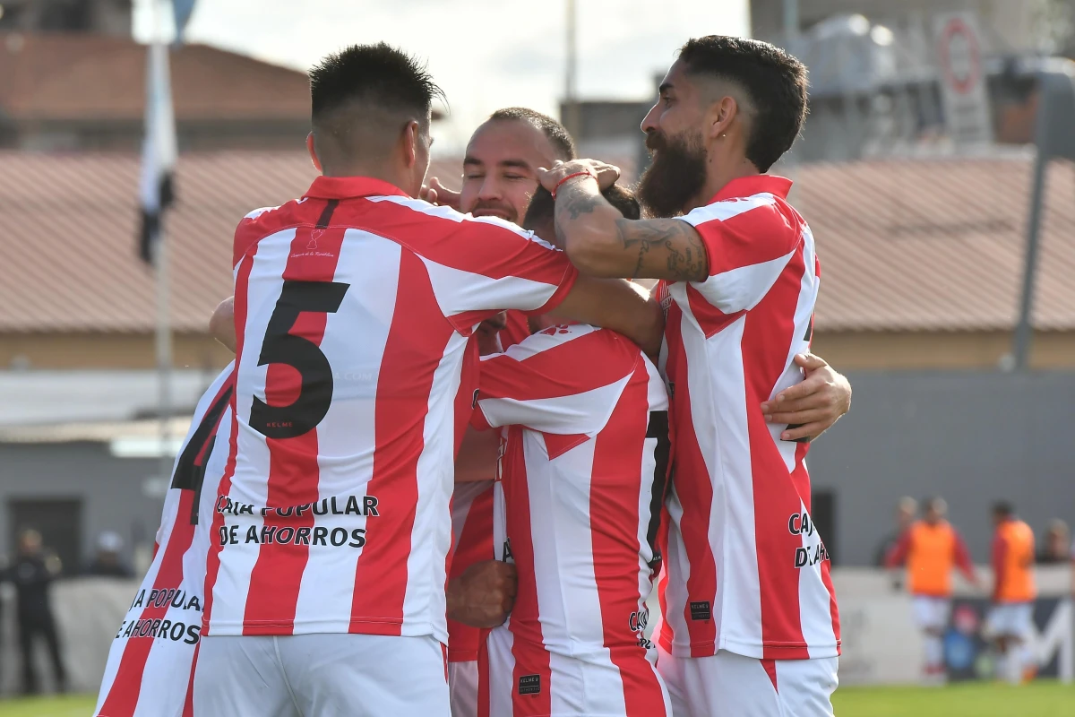 FESTEJO. El plantel santo dio una muestra de carácter y sigue en la cima de la zona A.