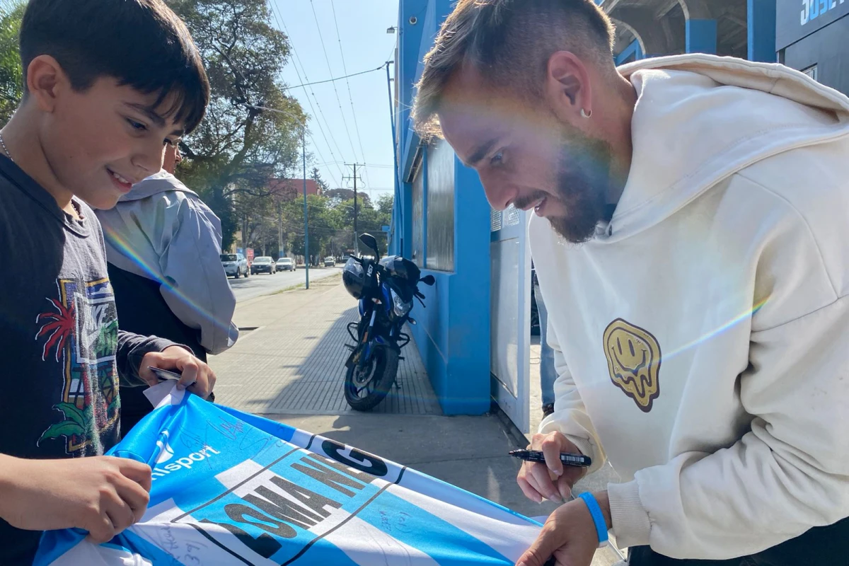 SOLICITADO. Tras el entrenamiento de hoy, Pereyra se sacó fotos con hinchas y firmó camisetas. Foto: Daniel Alfredo Coronel