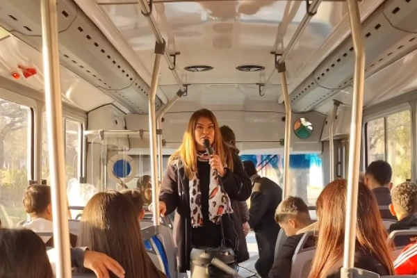 Los estudiantes examinan el circuito de 50 km de la basura desde la casa hasta Overo Pozo