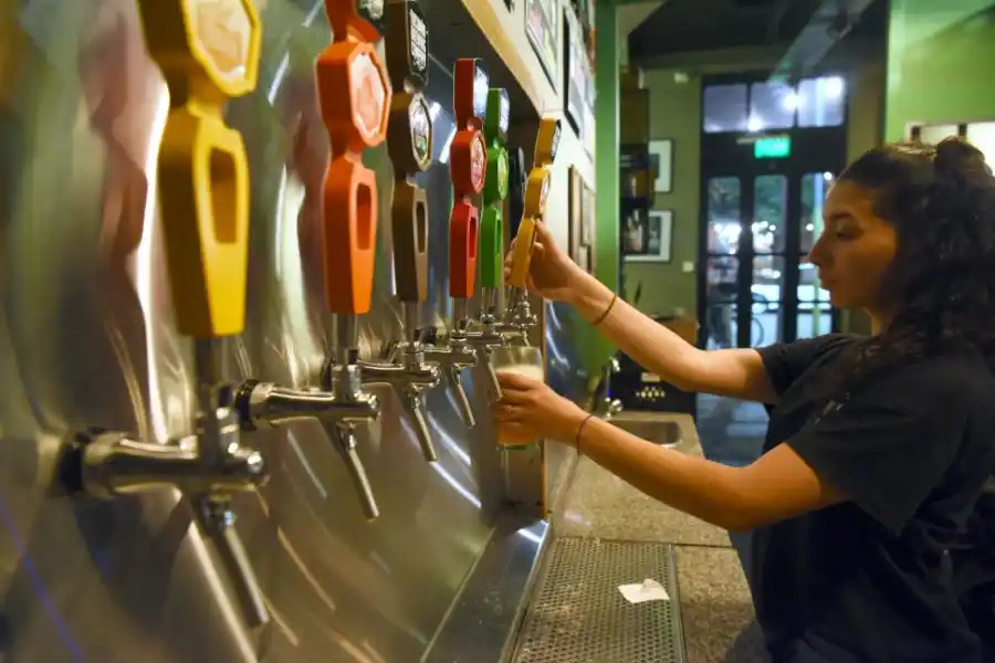 VIDEO. Día Internacional de la Cerveza: con o sin espuma, se celebra el encuentro