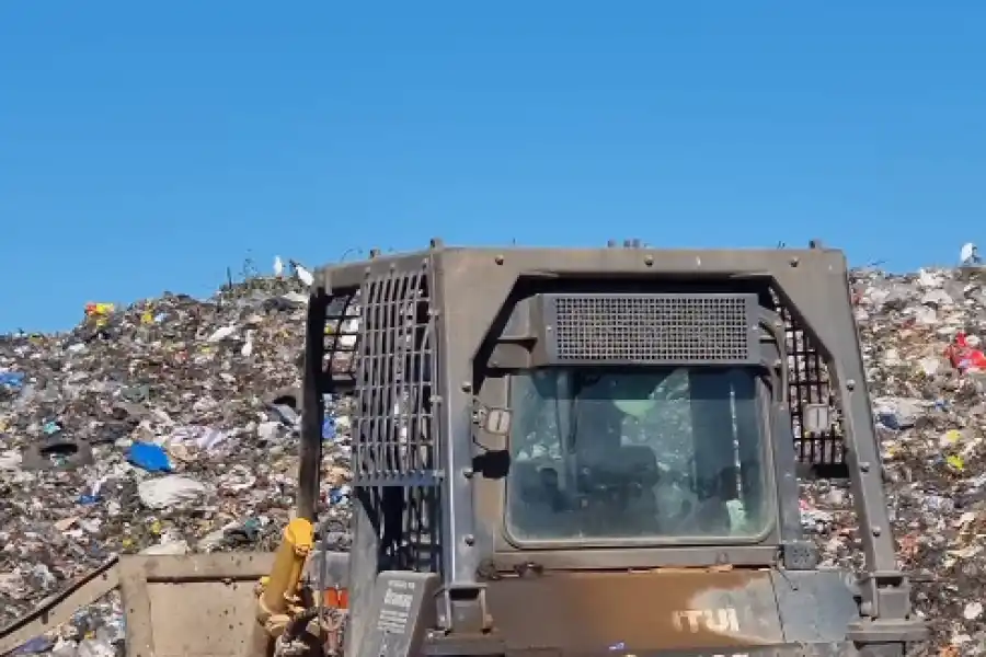 Los estudiantes examinan el circuito de 50 km de la basura desde la casa hasta Overo Pozo
