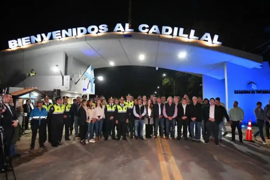 El Cadillal. Jaldo inauguró la iluminación en la ruta y entregó equipamiento y vehículos para seguridad