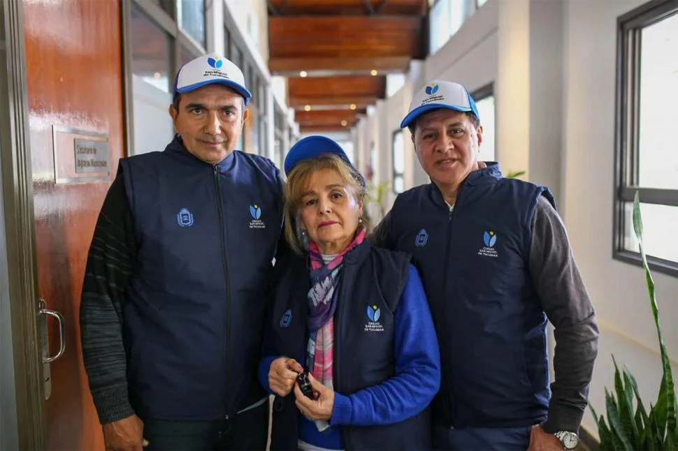 PLACEROS. De izquierda a derecha, Juan David Gómez, Amalia Goitia y Juan Carlos González, los nuevos cuidadores de la plaza Independencia.