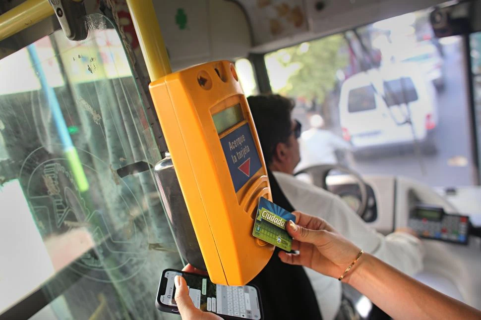 DESDE FEBRERO. El costo del boleto de colectivo urbano en San Miguel de Tucumán asciende a $690. LA GACETA / FOTO DE JUAN PABLO SANCHÉZ NOLI