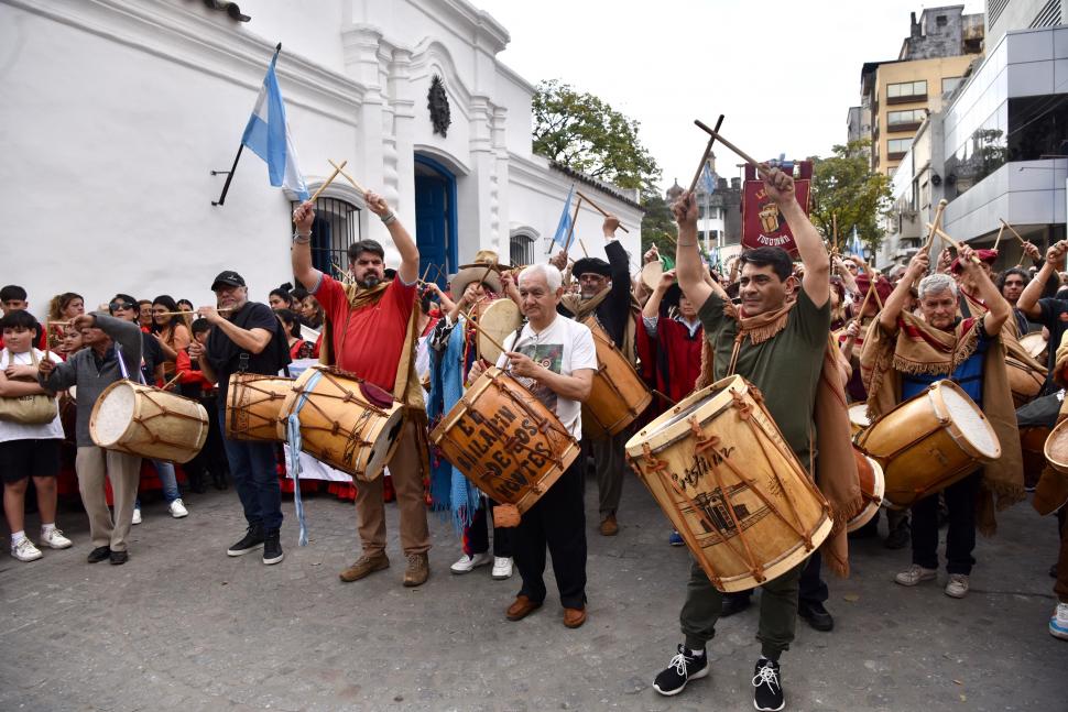 HOMENAJE. La columna recordó a los próceres de la Independencia de 1816.