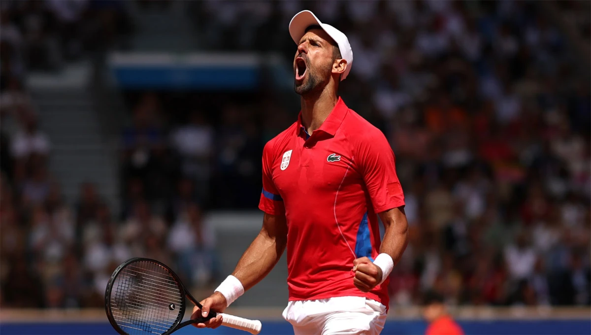 ADELANTE. Novak Djokovic busca su primer oro olímpico frente al español Alcaraz, que atraviesa el mejor momento de su corta carrera.