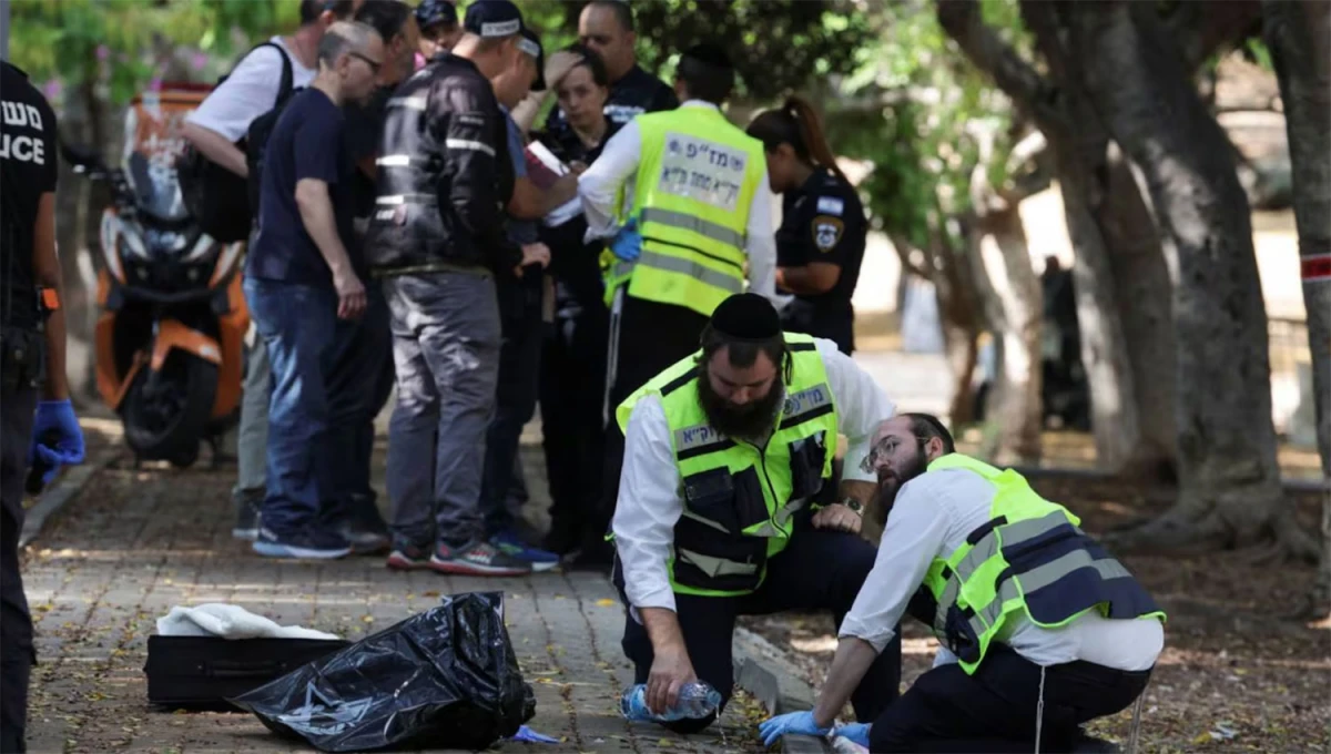 HORROR. Los equipos de emergencia israelí analizan la zona en donde murieron dos personas en las afueras de Tel Aviv.