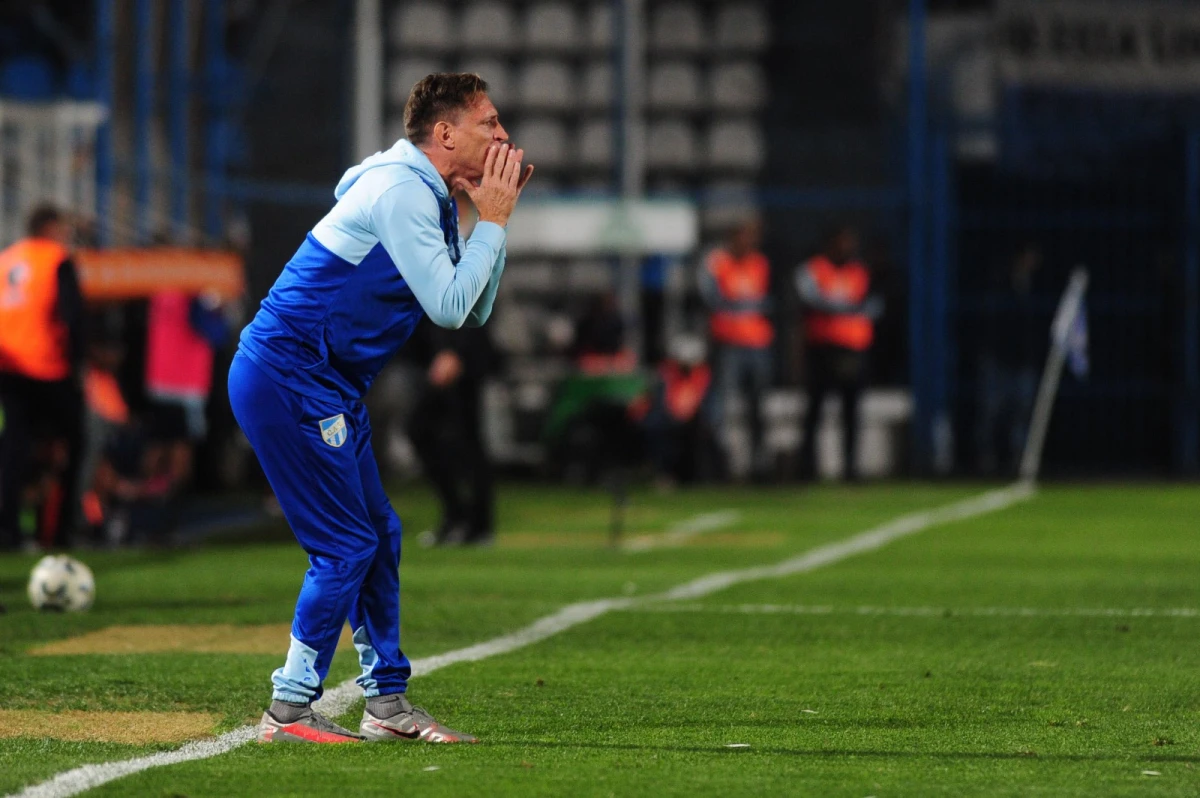 ACTIVO. Facundo Sava dio indicaciones durante toda la noche en el triunfo de Atlético Tucumán sobre Independiente Rivadavia. Foto: Diego Aráoz - LA GACETA