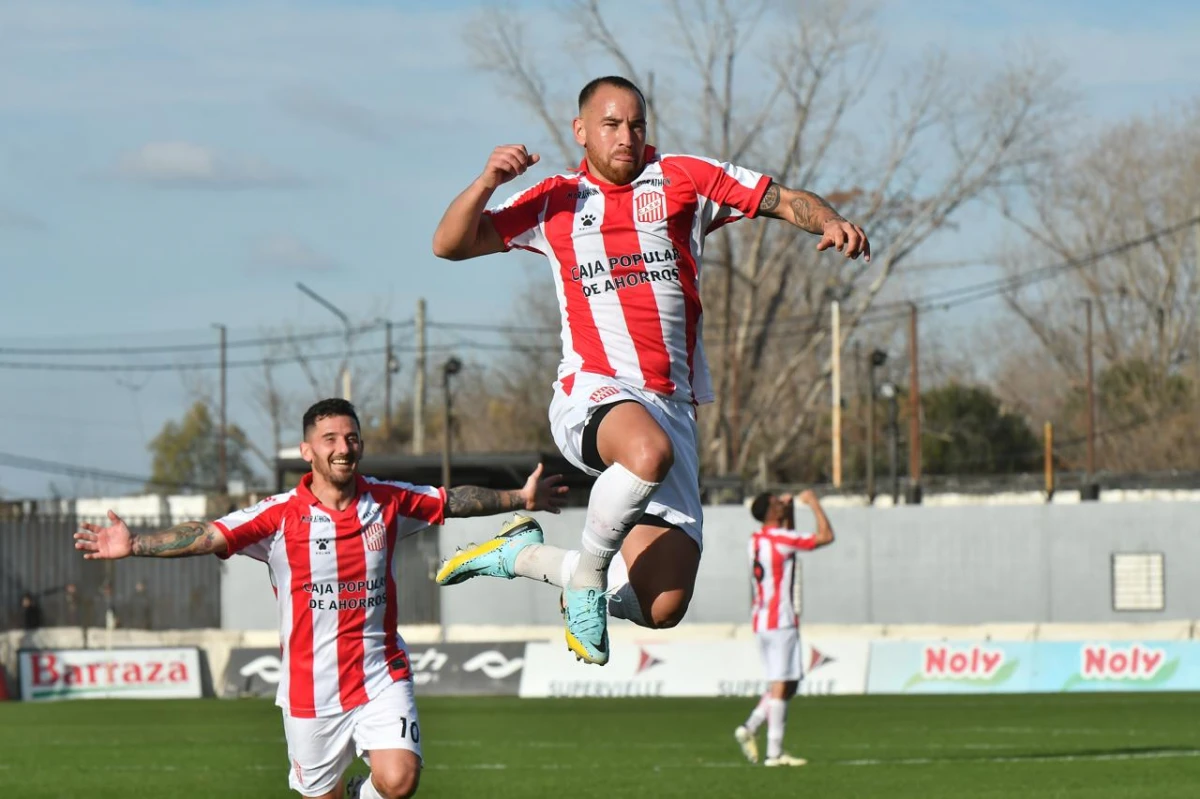 PURAS SONRISAS. En Caseros, San Martín de Tucumán jugó un buen partido y sumó una victoria crucial para seguir en la cima de la zona A de la Primera Nacional.